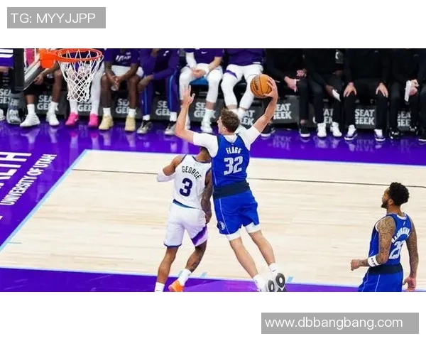 胡人队与独行侠的激烈对决展现篮球魅力与团队精神的巅峰对抗 胡人队与独行侠的激烈对决展现篮球魅力与团队精神的巅峰对抗